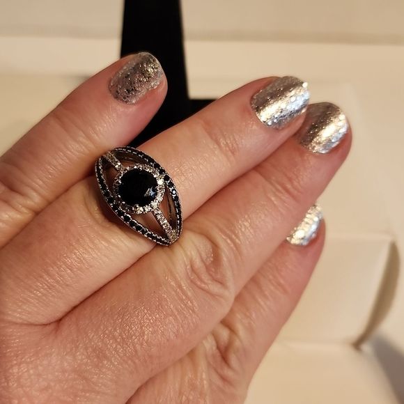 BLACK WHITE ROUND CUT RING GOTHIC - Picture 5 of 5